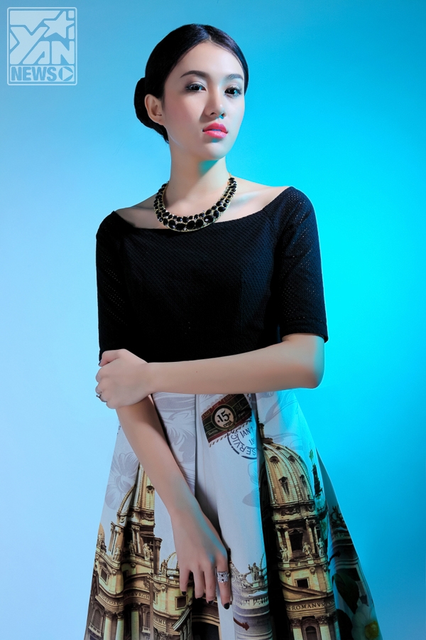 Người mẫu Lê Hà khoe dáng xinh cùng váy họa tiết