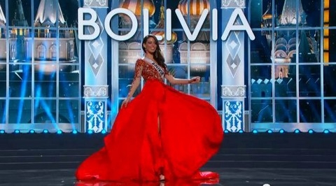 
	
	Hoa hậu Bolivia trong phần thi dạ hội rất thành công