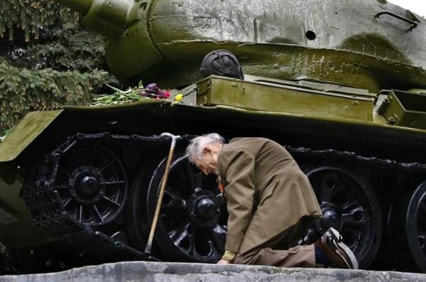
	
	Một cựu chiến binh đã tìm lại được chiếc xe tăng cũ của Nga đã cùng ông đi qua cuộc chiến tranh thế giới thứ 2 trong một thị trấn nhỏ ở đất nước này.