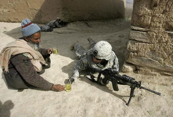 
	
	Một người đàn ông Afghanistan cung cấp trà cho binh lính