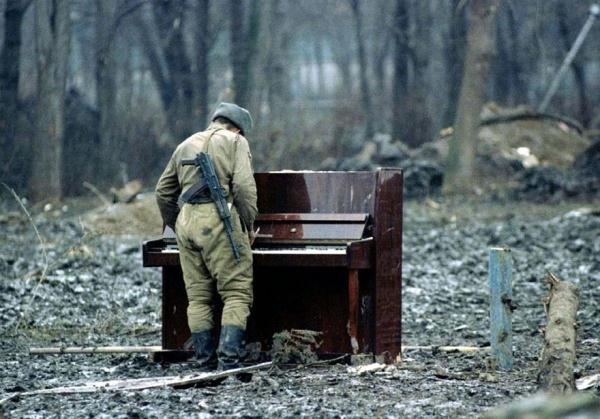 
	
	Một người lính Nga bên cạnh một cây đàn piano bỏ hoang ở Chechnya năm 1994