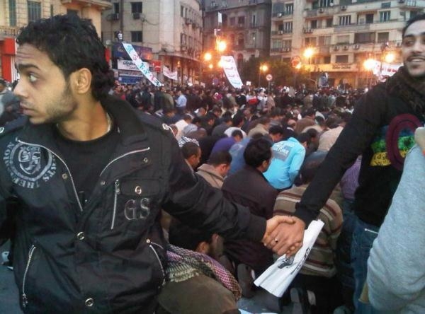 
	
	Những người theo Thiên Chúa giáo đã tạo thành một vòng bảo vệ những người Hồi giáo trong buổi cầu nguyện của đạo Hồi trong cuộc nổi dậy ở Cairo, Ai Cập giữa năm 2011