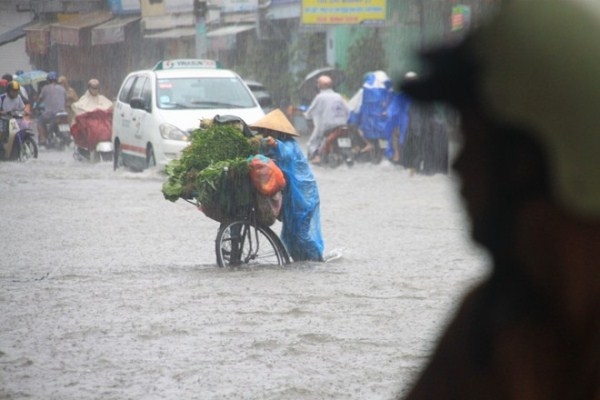Áp thấp khiến Sài Gòn thành sông, người dân "lội" trong biển nước