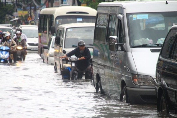 Áp thấp khiến Sài Gòn thành sông, người dân "lội" trong biển nước