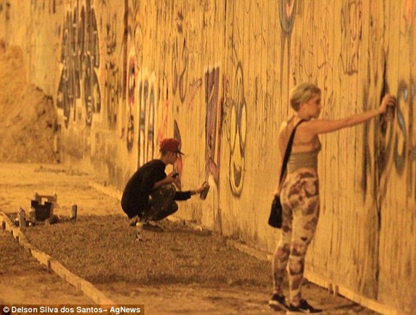 Justin Bieber vẽ graffiti