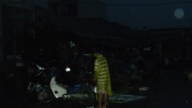 Siêu bão Haiyan cận kề, 2 người chết, nhiều nơi bắt đầu mưa to