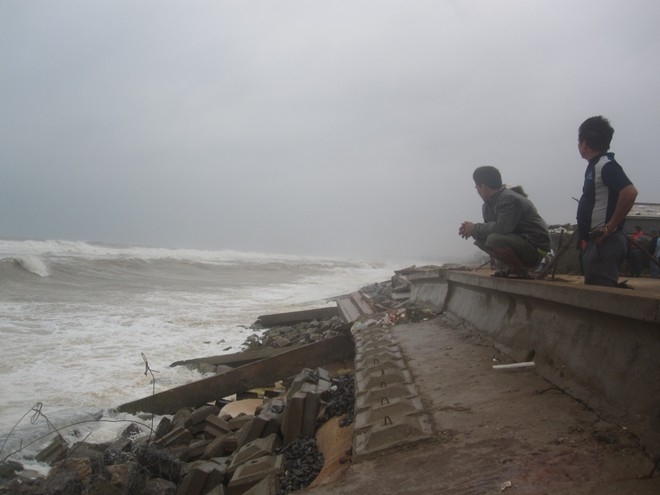 Haiyan chuyển biến phức tạp, người dân vẫn đùa với siêu bão