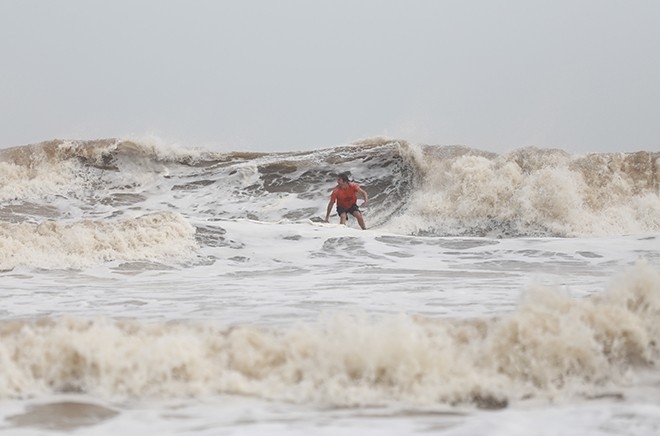 Haiyan chuyển biến phức tạp, người dân vẫn đùa với siêu bão