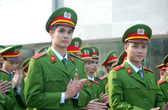 
	
	Baggio (bên trái) vào vai sinh viên cảnh sát trong phim “Chạm tay vào nỗi nhớ”.