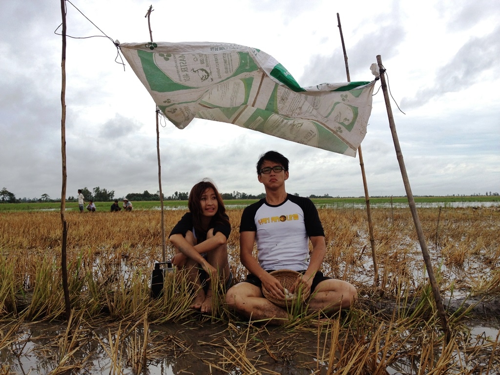 Quang Bảo – Kim Nhã thích thú câu ếch trong đầm Sen