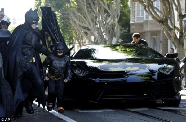 Chùm ảnh: Cả thành phố biến giấc mơ Batman của cậu bé 5 tuổi trở thành hiện thực