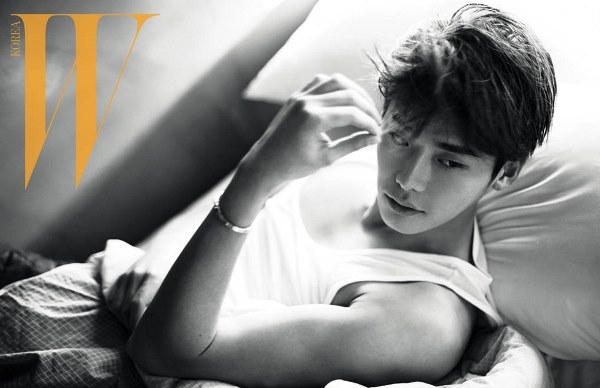 Lee Jong Suk khoe thân hình hoàn hảo trên tạp chí Hàn