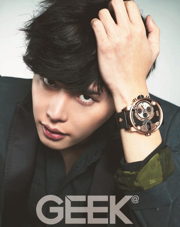 Lee Jong Suk khoe thân hình hoàn hảo trên tạp chí Hàn