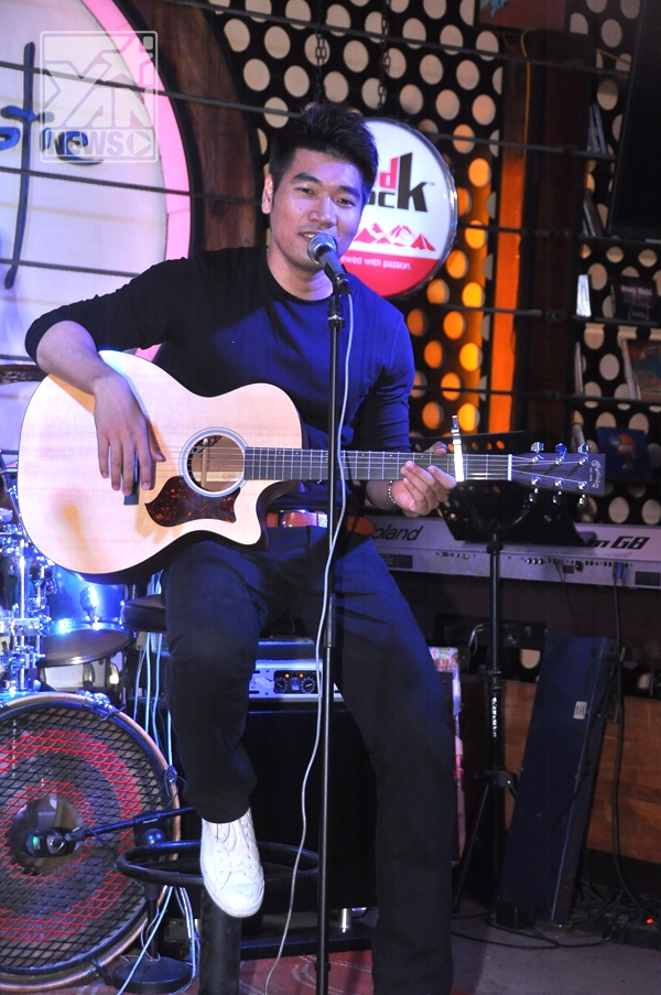
	
	
	
	Thái Trinh
	
	
	Anh Tuấn đã đón chuyến bay sớm để đến dự buổi ra mắt MV của Tạ Quang Thắng, anh chia sẻ với anh nam ca sĩ này là một người nghệ sĩ có tài và có tâm
	
	
	
	
	Nam ca sĩ đã trình diễn những ca khúc mang đậm phong cách của mình với phiên bản Acoustic.