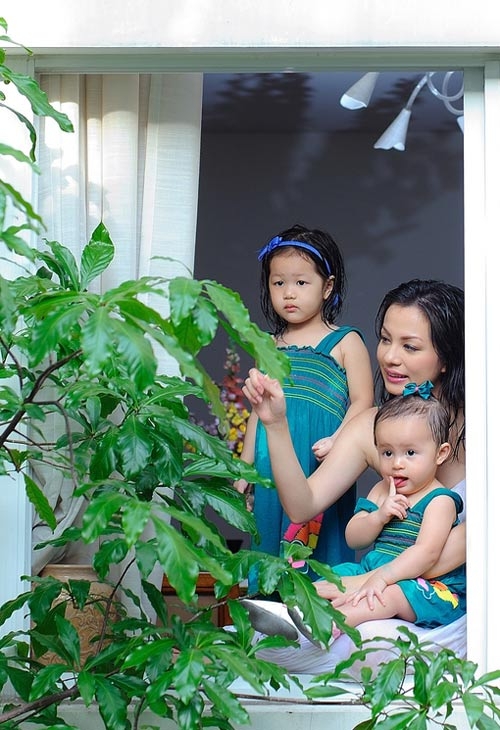 
	
	Ngọc Thúy và 2 con khi sống ở TP.HCM - Tin sao Viet - Tin tuc sao Viet - Scandal sao Viet - Tin tuc cua Sao - Tin cua Sao