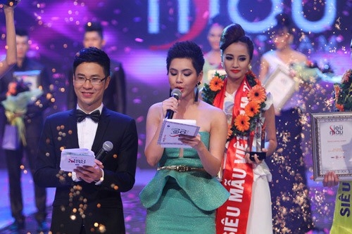 
	
	cô cũng từng khiến khán giả ngạc nhiên vì bời vai nam tính này trong vai trò MC đêm chung kết Siêu mẫu Việt Nam