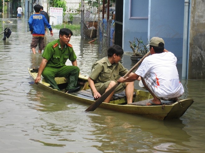 Dân Sài Gòn chèo thuyền giữa phố vì triều cường quá cao