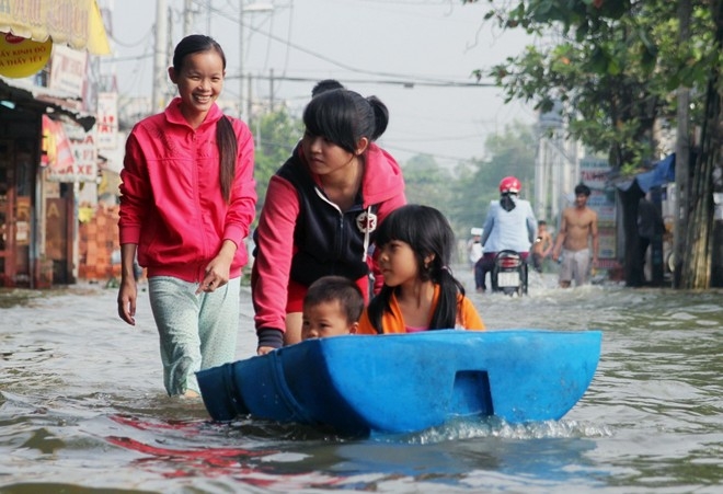 Dân Sài Gòn chèo thuyền giữa phố vì triều cường quá cao