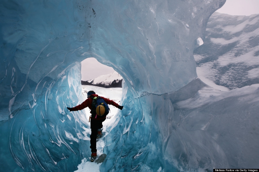 Những hang động băng diễm lệ cần khám phá trước khi chúng tan chảy