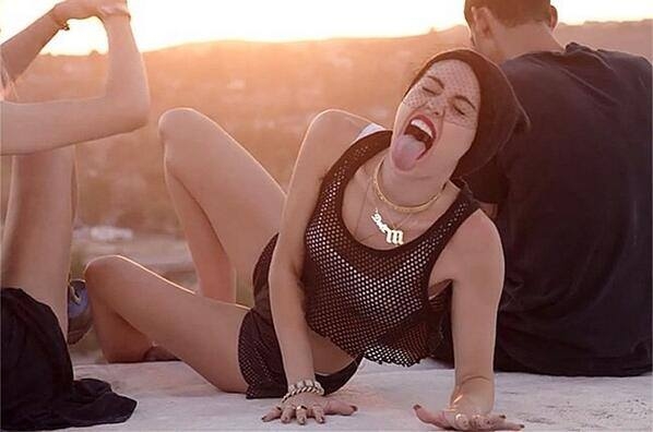 
	
	Miley với 2 MV gây sốt là Wrecking Ball và We Can't Stop