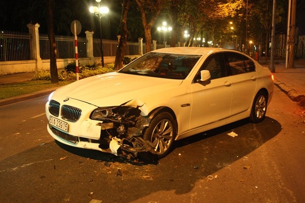 
	
	Chiếc BMW của siêu mẫu Hoàng Yến vừa được cẩu ra khỏi… gốc cây vào đêm Hoàng Yến tự gây ra tai nạn. 