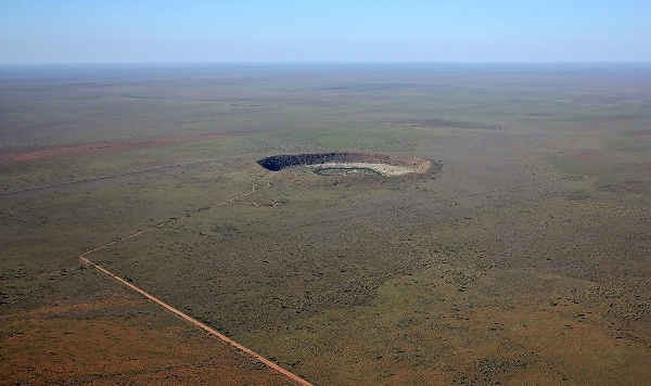 Khám phá miệng núi lửa Wolfe Creek ở Australia