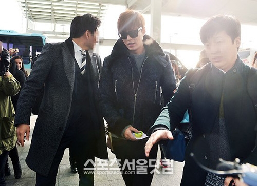 
	
	Chiều 16/12/2013, sự có mặt của Lee Min Ho tại sân bay đã khiến báo giới và fan hâm mộ náo loạn. Vệ sĩ đặc biệt đưa Lee Min Ho vào nhập cảnh để đáp chuyến bay sang Singapore quay hình quảng cáo