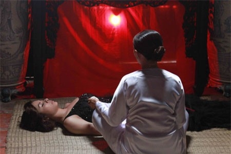 
	
	Vân Trang thân tàn ma dại vì bị "ngải quật" trong phim Scandal, phản ánh mặt trái của Showbiz.