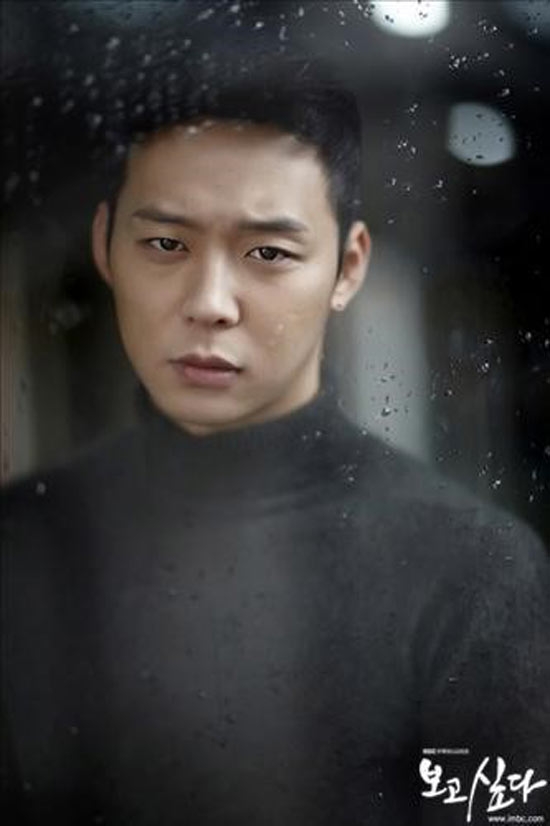 
	
	Jung Woo trong Missing You là một nhân vật có tính cách biến đổi đa dạng. Anh chàng liều lĩnh, mặt dày và thích đánh nhau nhưng luôn bị ám ảnh về mối tình đầu của mình.