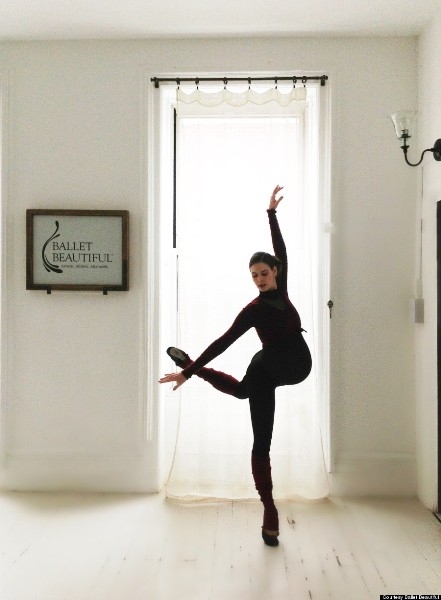 Độc đáo nữ vũ công ballet có thai 9 tháng vẫn múa điêu luyện