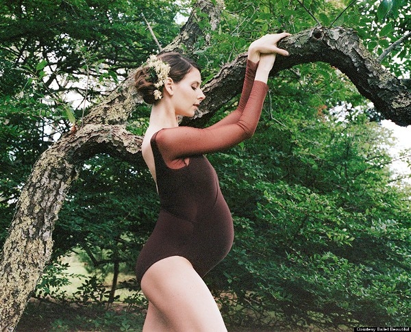 Độc đáo nữ vũ công ballet có thai 9 tháng vẫn múa điêu luyện