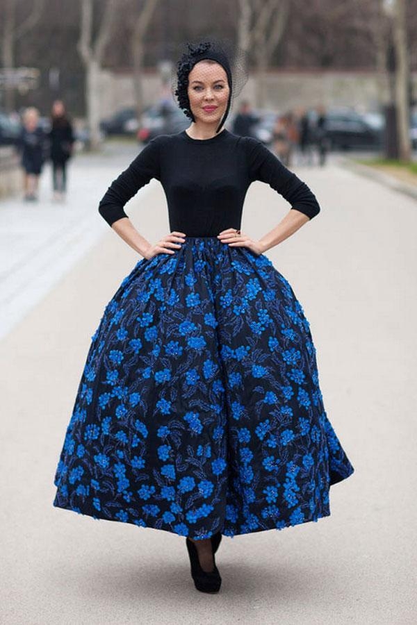 
	
	Một phong cách nữ tính xen lẫn độc đáo trong chiếc váy hoa họa tiết tối màu được ghi lại tại Tuần lễ thời trang Thu 2013 ở Paris.
