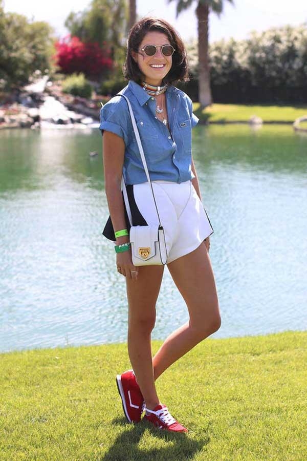 
	
	Quý cô thoải mái với sooc, áo denim, giày buộc dây cùng túi đeo chéo nhỏ nhắn ở sự kiện lễ hội âm nhạc Coachella 2013.
