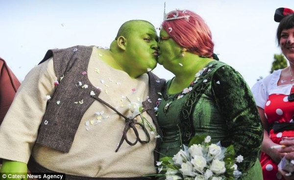 Đám cưới độc lạ của Shrek và công chúa Fiona đời thực