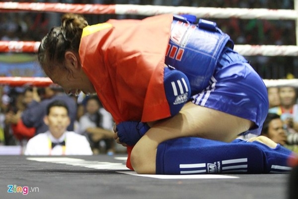 
	
	Bùi Thị Quỳnh rớt nước mắt vì phải nhận một trận thua tức tưởi