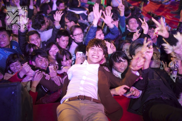 
	
	Bê Trần cười sung sướng trong vòng tay của fan hâm mộ Hải Phòng