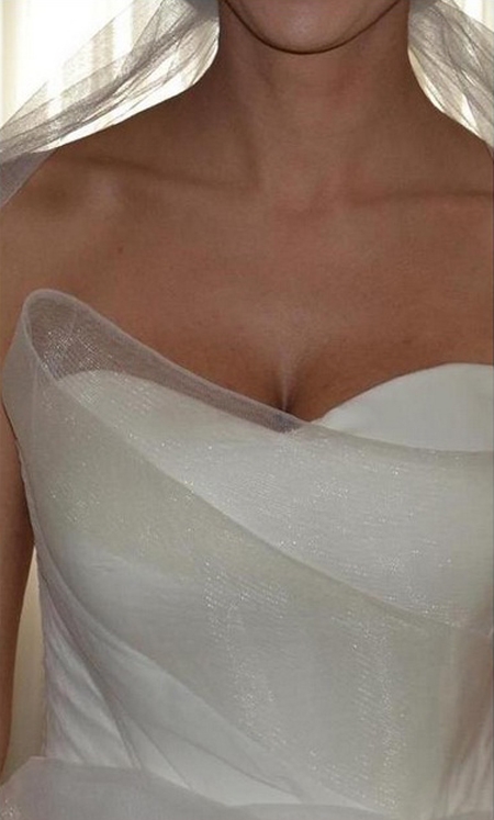 
	
	Váy cúp ngực corset táp voan lưới tạo hiệu ứng độc đáo giữa các lớp vải trong - mờ.