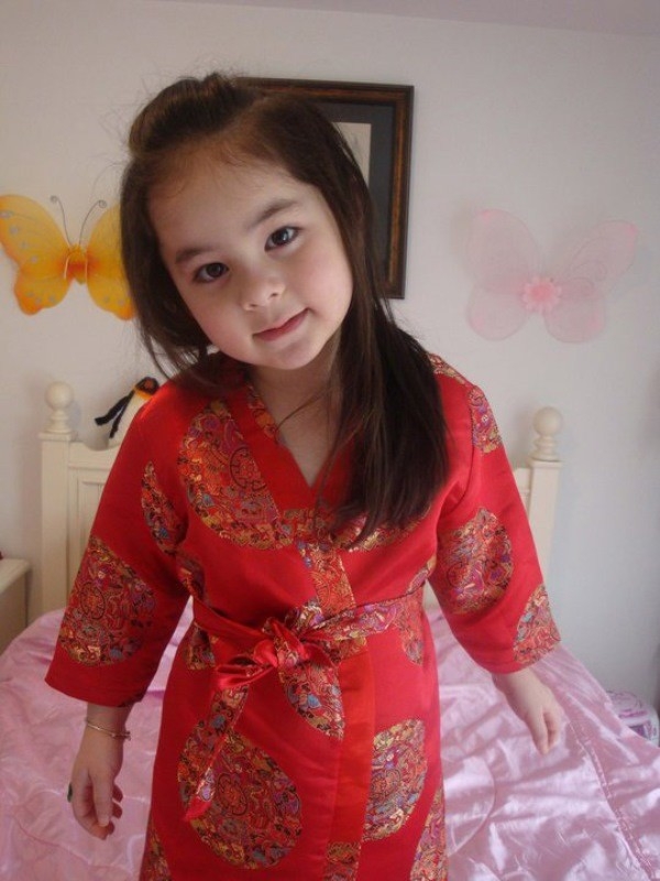 
	
	Hình ảnh đáng yêu của Jazlin hút dân mạng năm 2010. Cô bé sở hữu nét mặt khá giống sao nhí Xuân Mai.
