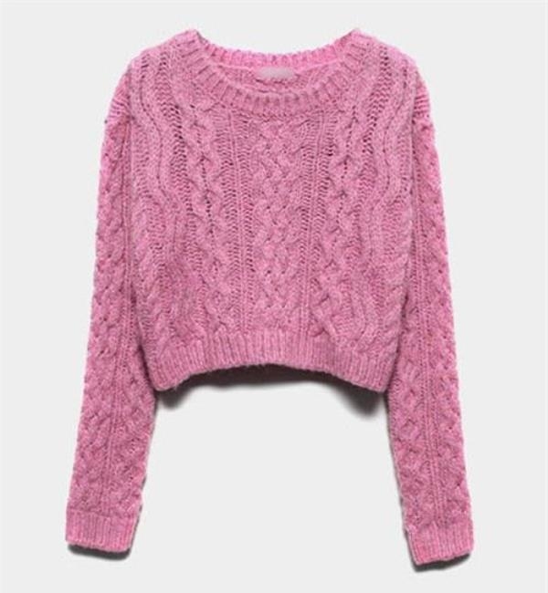 
	
	Áo crop top len với màu hồng pastel nhạt kiểu cổ điển có thể phù hợp với hầu hết các set đồ