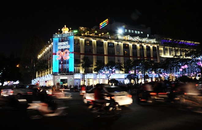
	
	Khu vực được trang hoàng lộng lẫy nhất nằm ở vòng xoay Lê Lợi - Nguyễn Huệ. Trong ảnh là khách sạn Rex với các cửa hiệu sáng đèn cộng với khu cafe trên cao.