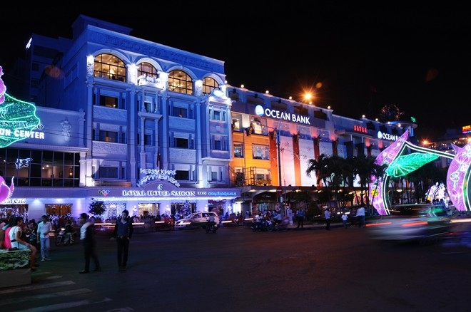 
	
	Dọc đường Nguyễn Huệ, các khách sạn lớn với nhiều cách phối đèn, ánh sáng khác nhau, tạo nên con phố rực rỡ nhất thành phố.