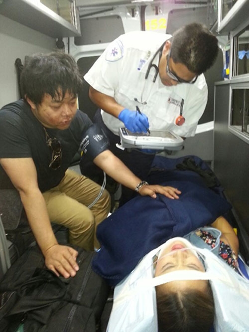 
	
	Quang Lê bị xây xát khắp người đang ở bên cạnh Lam Anh – người bị thương khá nặng và đang bất tỉnh trên xe cứu thương.