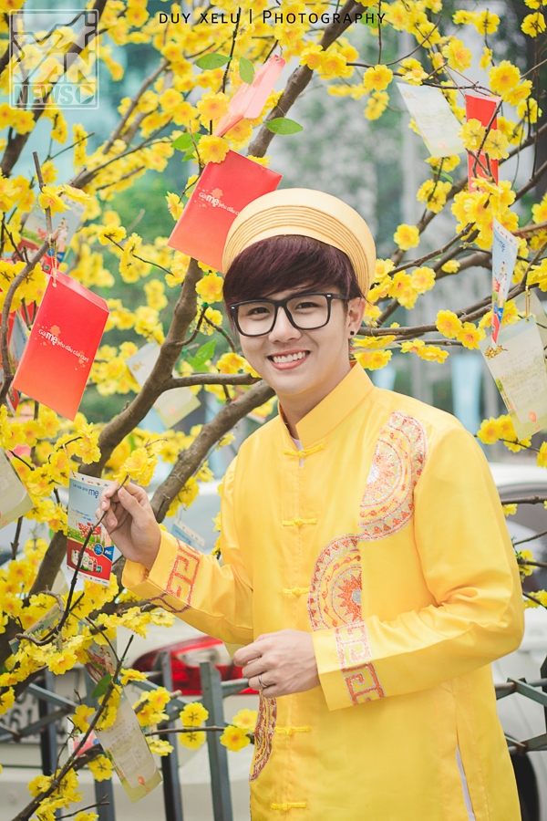 Duy Khánh Zhouzhou đón tết về cùng áo dài truyền thống