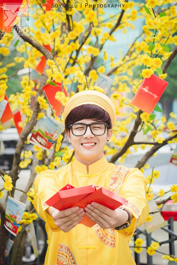 Duy Khánh Zhouzhou đón tết về cùng áo dài truyền thống
