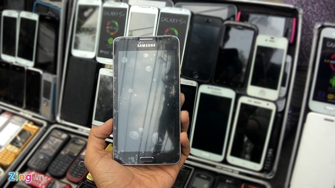 
	
	Đa phần các model được bày bán đều là hàng không rõ nguồn gốc nhưng có kiểu dáng giống hệt những chiếc điện thoại cao cấp hiện nay. Đây là mặt trước của một chiếc Samsung Galaxy Note 3 "nhái".