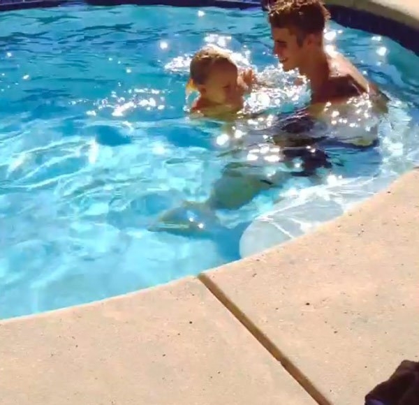 
	
	Justin chơi đùa trong bể bơi cùng Jaxon