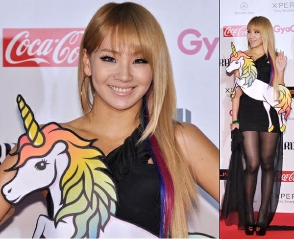 
	
	Một thiết kế khác của Jeremy Scott khiến CL của 2NE1 như mang theo đồ chơi là thú nhồi bông đến tham dự lễ trao giải SBS Gayo Daejun 2011.