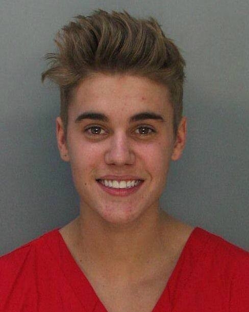 
	
	Hình ảnh Justin Bieber trong trại tạm giam.
	
	Biên bản bắt giữ của cảnh sát Miami.