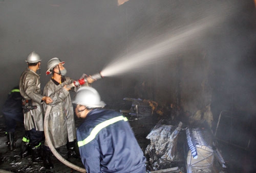 
	
	Cảnh sát chữa cháy tích cực dập lửa tại phim trường VTV. Ảnh: An Nhơn