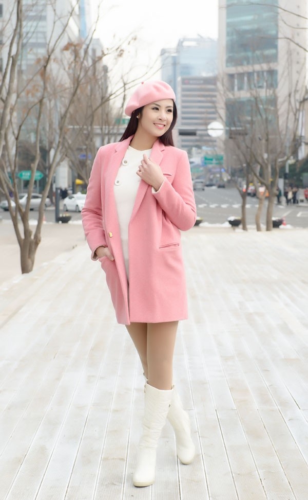 
	
	Cũng item đó, Hoa hậu Ngọc Hân lại phối theo style "nữ sinh" với boots cao cổ và mũ beret.
